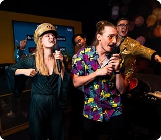 노래를 부르고 있는 이미지