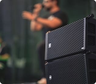 세미나중 연설하는 남성과 스피커 이미지